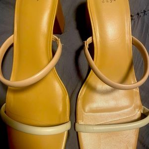 Feminine neutral sandals